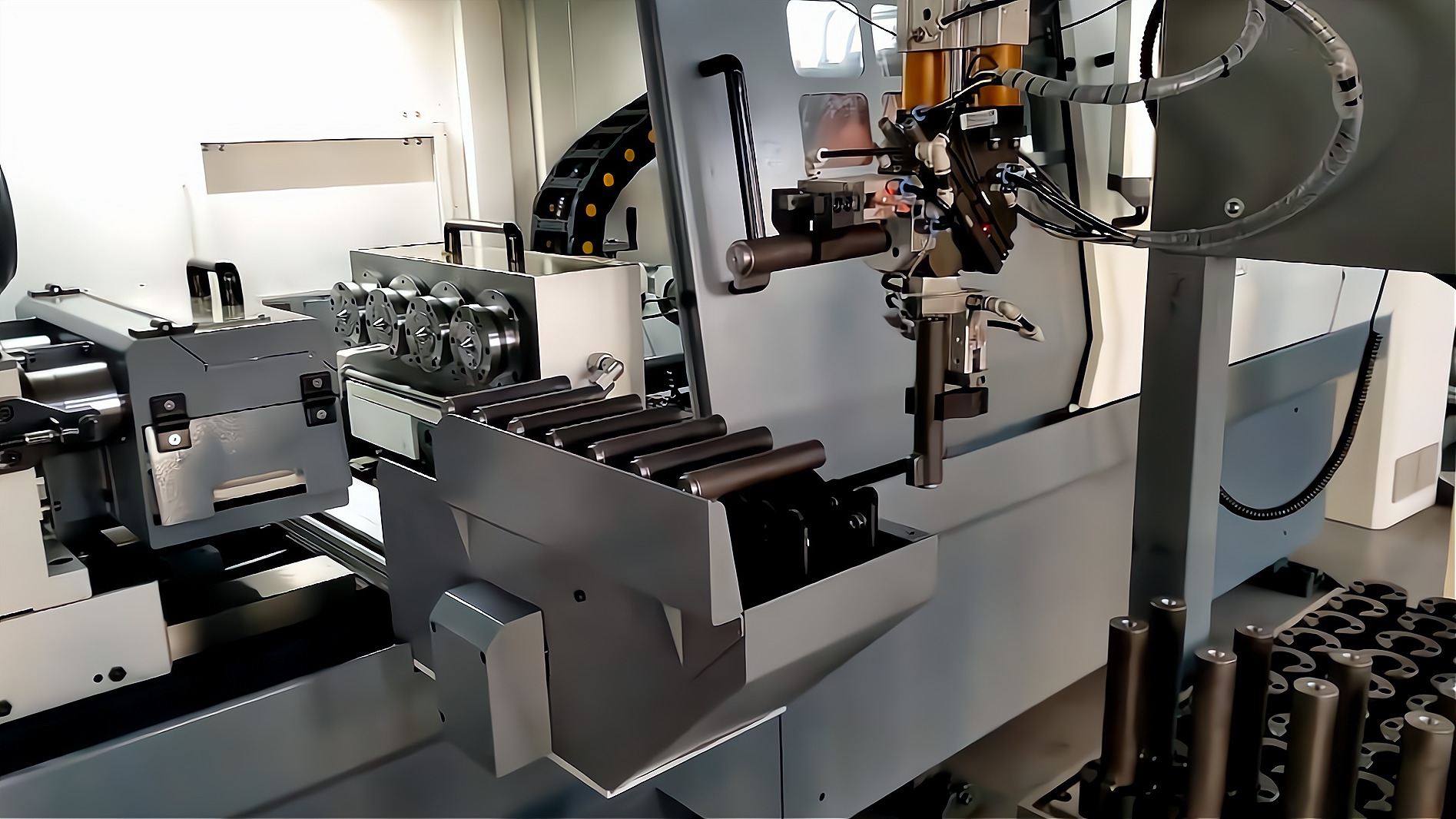 ZK2115×4B/500A 深孔鉆床配置桁架機(jī)械手，加工手槍槍管單機(jī)自動(dòng)化