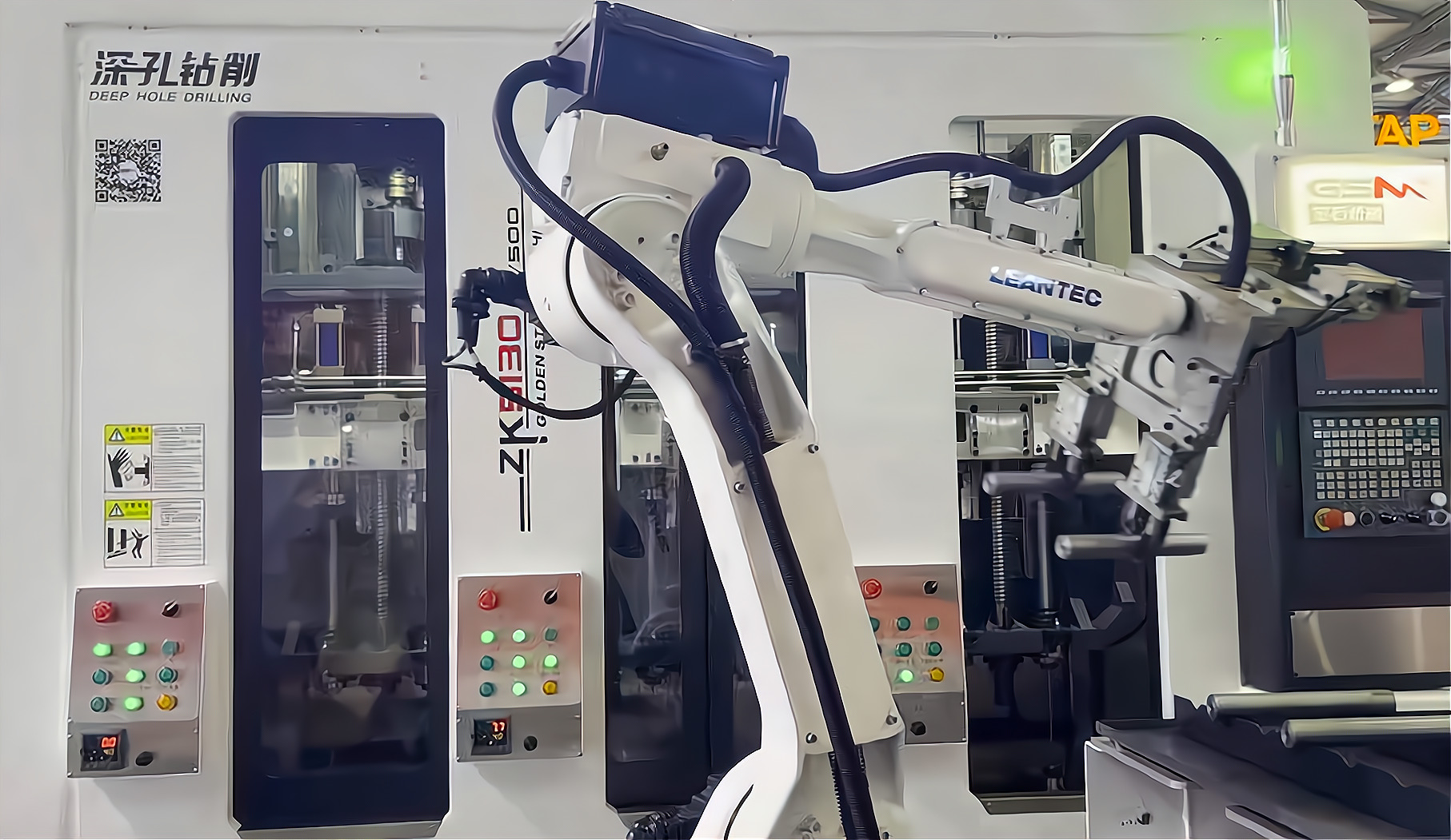 ZK5120×6/500 倒立六軸深孔鉆床配置六軸機(jī)器人，加工新能源電機(jī)軸單機(jī)自動(dòng)化